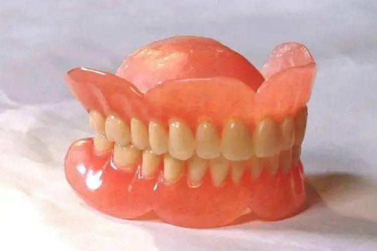 满嘴假牙的图片