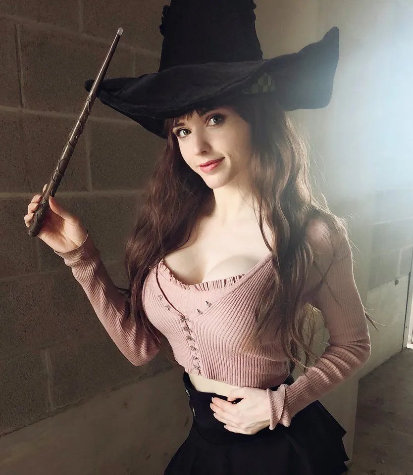 美国网红女主播COS美图 身材太好衣服都包不住了