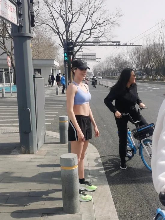 网友偶遇谷爱凌街头跑步 穿运动背心身腹肌明显