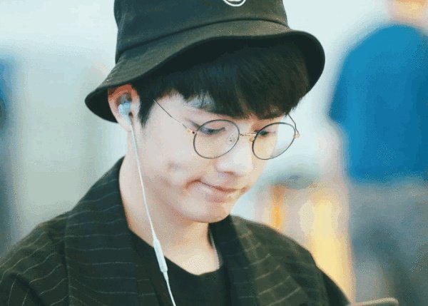 肖战怎么突然火起来了,又是怎么突然被全网粉丝心疼了的?