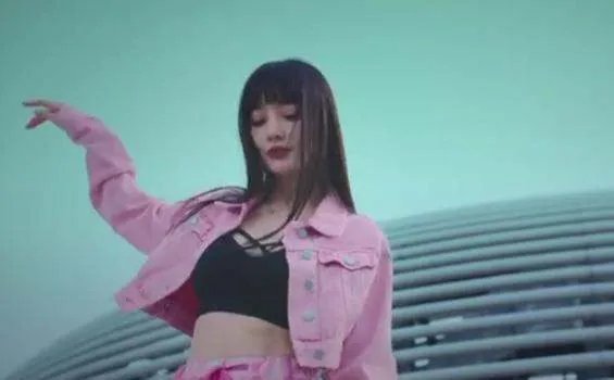 李小璐晒甜馨练舞蹲马步的视频，甜馨的状态看起来如何？