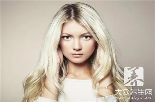 如何戴假发不显得头大？