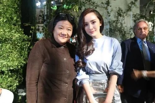 洪晃是谁的女儿家世和真实身世介绍 洪晃年轻时很美个人资料简介