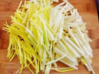 蒜苗的家常炒法:不管春节还是平时小白必备的简单快手菜