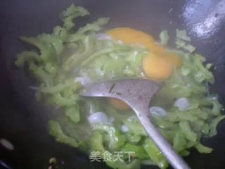 苦瓜炒鸡蛋(不苦的苦瓜)