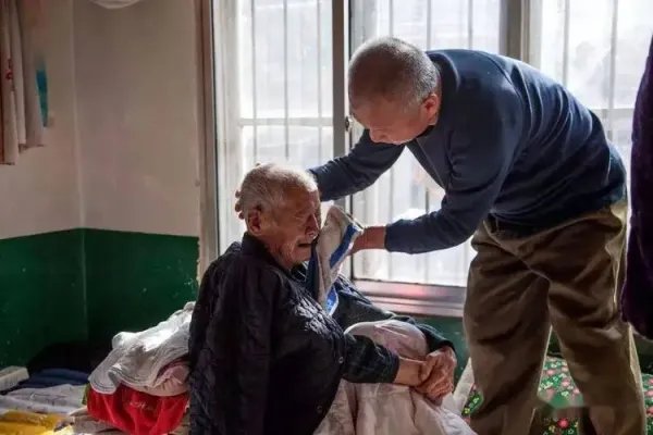 网购式尽孝八成由80后90后下单,现在的年轻人是否更注重形式?