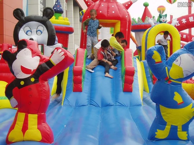 玲娜贝儿中秋装是丧服？业内人士发声到底说了什么