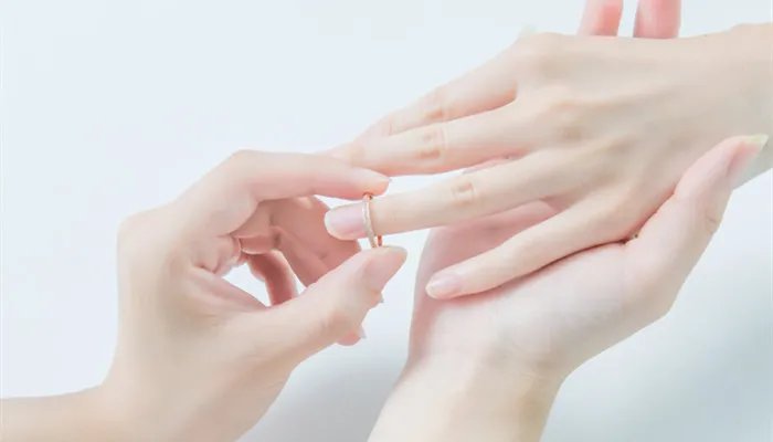 戒指带中指什么意思 戒指戴中指代表什么