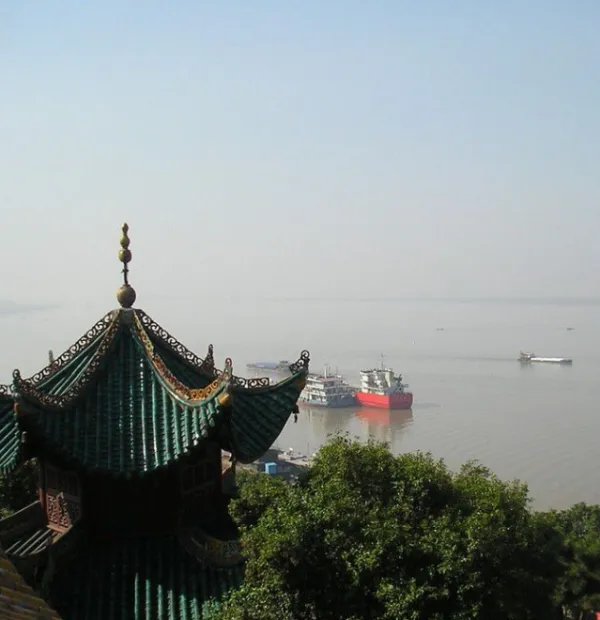 湖光秋月两相和,潭面无风镜未磨是什么意思