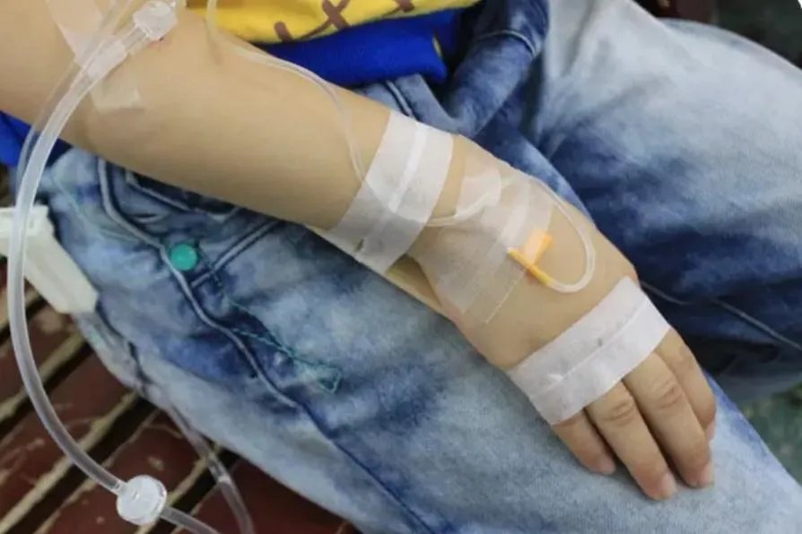 夏天儿童打吊针图片