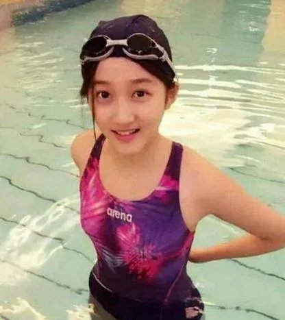 关晓彤比基尼照：女大十八变变出好身材（图）