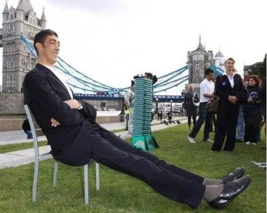 苏尔坦 科森身高:世界第一高人苏尔坦·科森照片