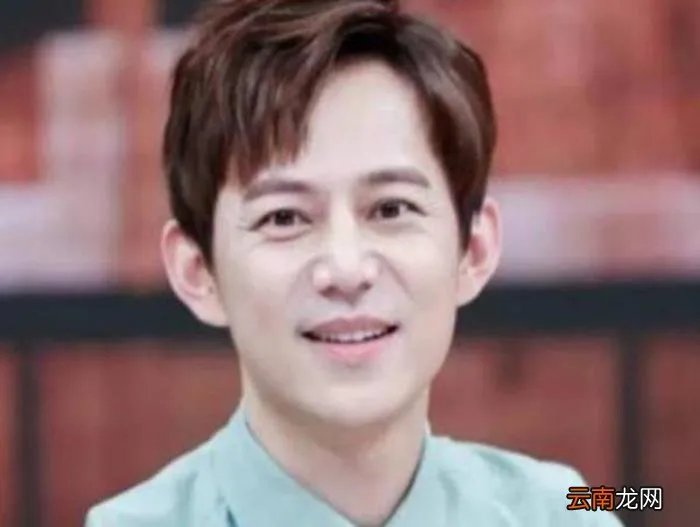 何炅全家照罕见流出 何炅一家三口图片