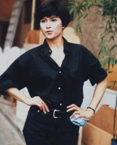 50岁邵美琪秀事业线火辣 年轻时曾演三级片