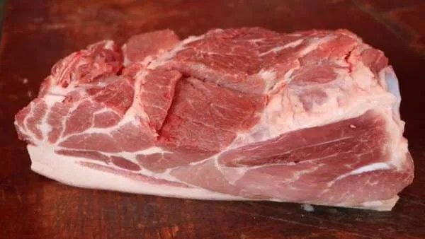 猪肉价格同比下降44.9%，导致其价格下降的原因是什么？