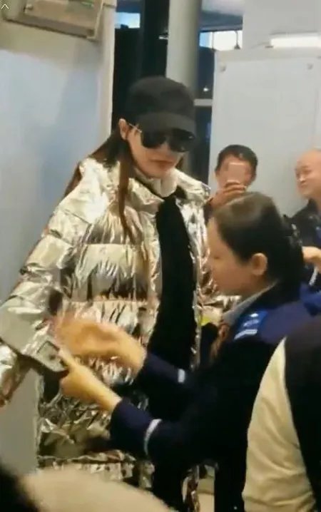 唐嫣安检不脱外套是怎么回事 唐嫣安检为什么不脱外套