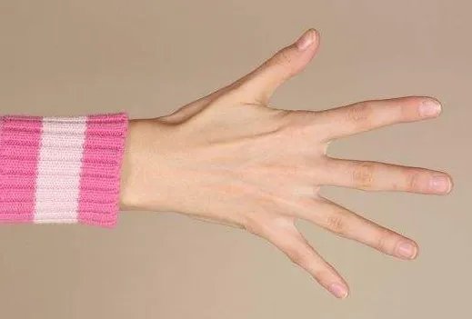 右手永远抓不到什么。