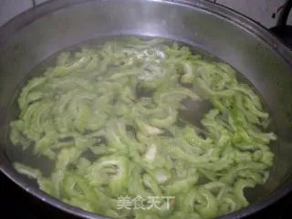 苦瓜炒鸡蛋(不苦的苦瓜)