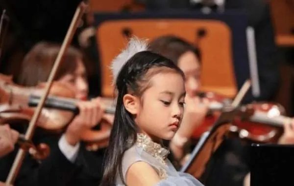 李小璐晒甜馨练舞蹲马步的视频，甜馨的状态看起来如何？