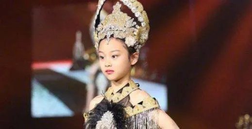 李小璐晒甜馨练舞蹲马步的视频，甜馨的状态看起来如何？