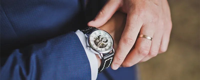 戒指带中指什么意思 戒指戴中指代表什么