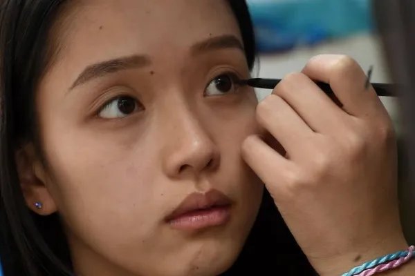 在公共场合化妆是一件很耻辱的事情吗？