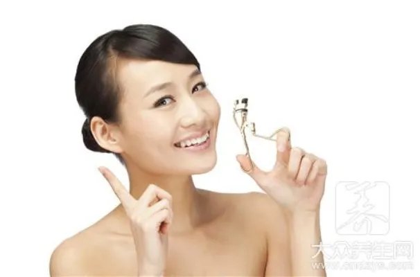 假睫毛胶水应该怎么卸?