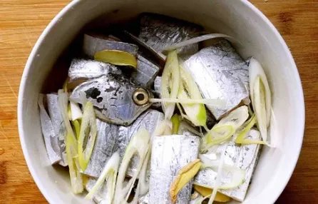 干炸带鱼怎么做酥脆好吃