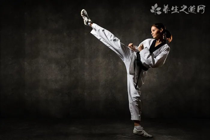 跆拳道劈叉怎么练