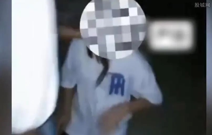 女孩跪地遭多人殴打知情人称是孤儿 三溪中学打人事件怎处理了