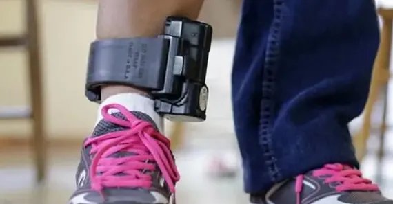 孟晚舟脚上戴的是什么?