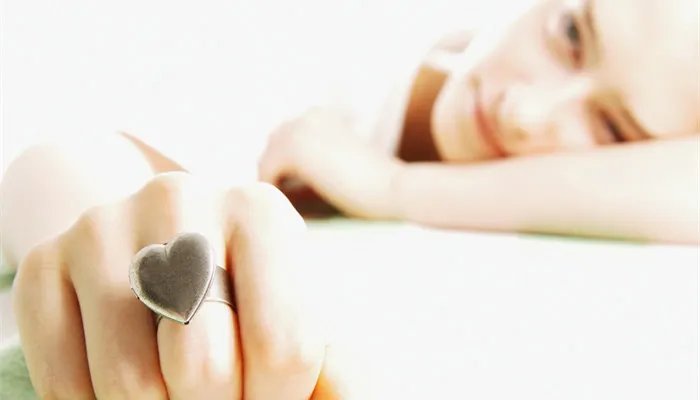 戒指带中指什么意思 戒指戴中指代表什么