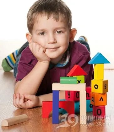 给孩子玩这些积木玩具 可培养孩子4种能力