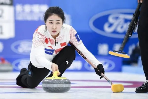 冰壶又叫冰上溜石由什么制成？