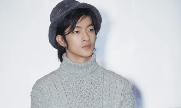 屈楚萧年龄及资料