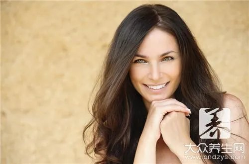 如何戴假发不显得头大？