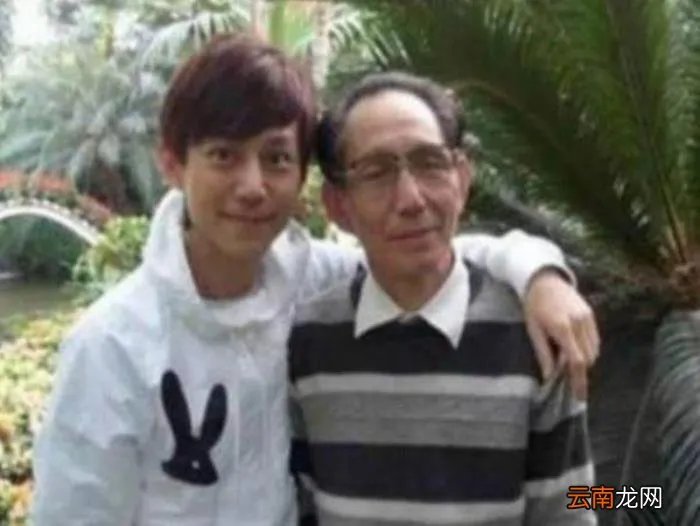 何炅全家照罕见流出 何炅一家三口图片