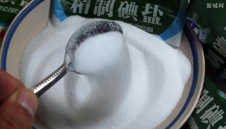 买盐过期状告超市 男子获赔千元背后真相曝光