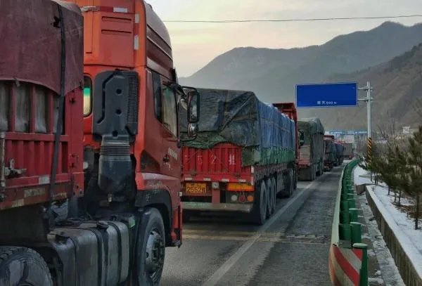 司机未戴口罩被罚2千大哭,多方回应并没有罚款!背后有人在炒作吗?