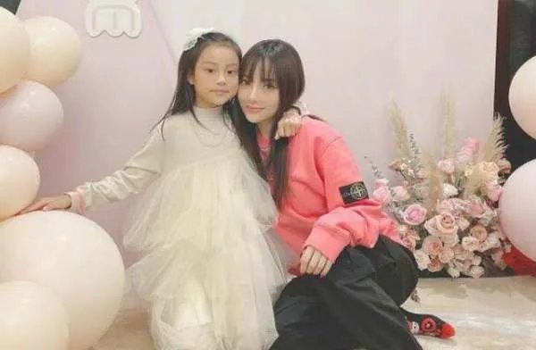 李小璐晒甜馨练舞蹲马步的视频，甜馨的状态看起来如何？