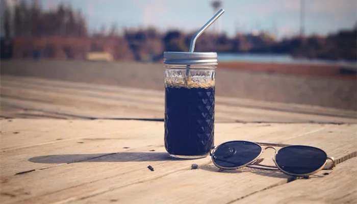 可乐最初是什么颜色的 最初的可乐是什么颜色