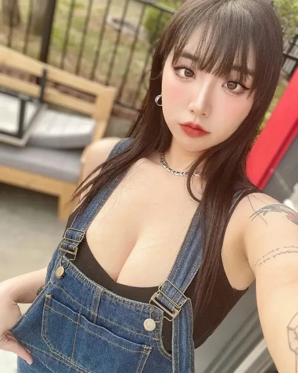 敢露敢摇！作风超大胆的韩国正妹“echi”美照赏