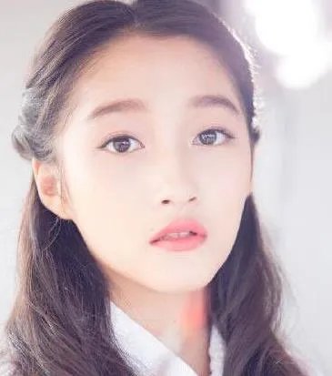 关晓彤比基尼照:女大十八变变出好身材(图)