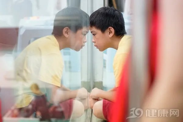 人长出“尾巴”,是返祖现象吗?