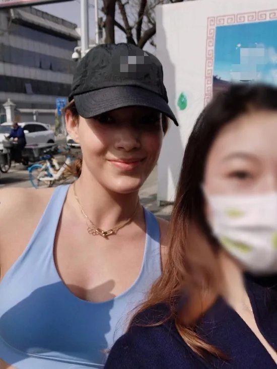 网友偶遇谷爱凌街头跑步 穿运动背心身腹肌明显