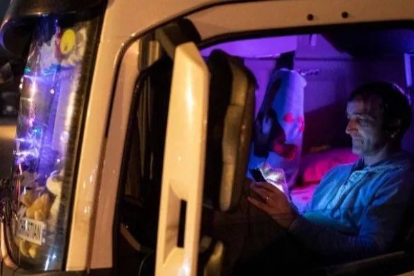 英国圣诞节后再现疫情高峰,当地政府采取了怎样的“硬核”举措?