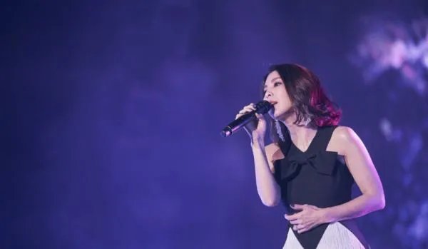 城里的月光把梦照亮是什么歌