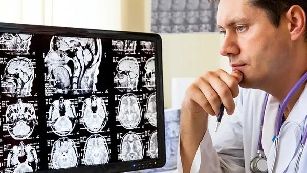 上厕所玩手机容易传播疾病？上厕所玩手机五大危害需警惕