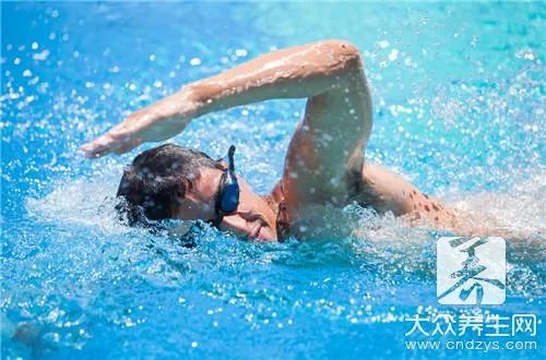 蛙泳的腿部动作要领是什么?