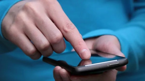 上厕所玩手机容易传播疾病？上厕所玩手机五大危害需警惕